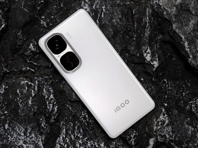 iQOO Neo10s关键规格被确认：2K屏幕+肩键设计保持价格！(图4)